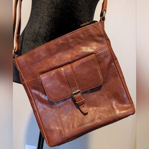 Elegant Tan Leather Messenger Bag